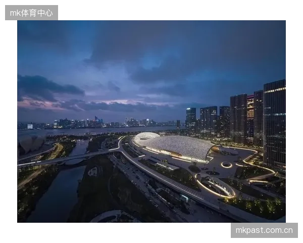 大型场馆与城市公共空间的融合正在深化，“15分钟健身圈”要求场馆打破物理围墙
